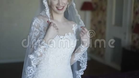 华丽的新娘微笑着在室内镜头前轻松摆姿势视频的预览图