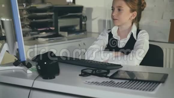 漂亮的女学生在办公室工作4K视频的预览图