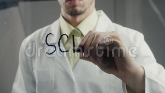 男科学家把科学写在玻璃上视频的预览图
