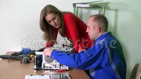 沮丧的办公室女职员赶快电脑技师男修理电脑视频的预览图