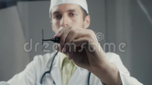 医生在玻璃黑板上健康这个词视频的预览图