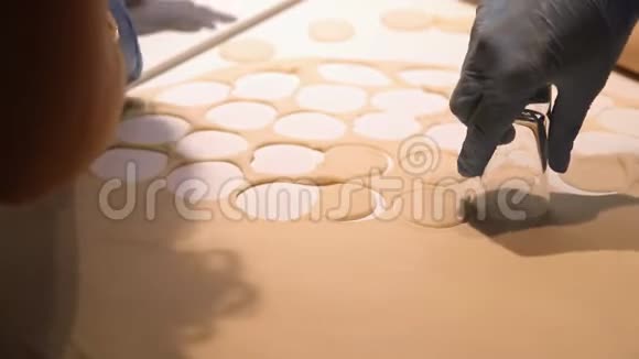 为饺子准备面团的特写饺子的生产过程视频的预览图