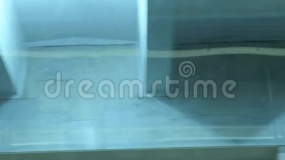 地铁从窗口看视频的预览图