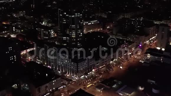 城市景观的鸟瞰与发光建筑视频的预览图