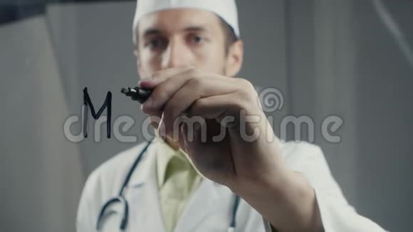 男医生在玻璃黑板上写医学这个词视频的预览图