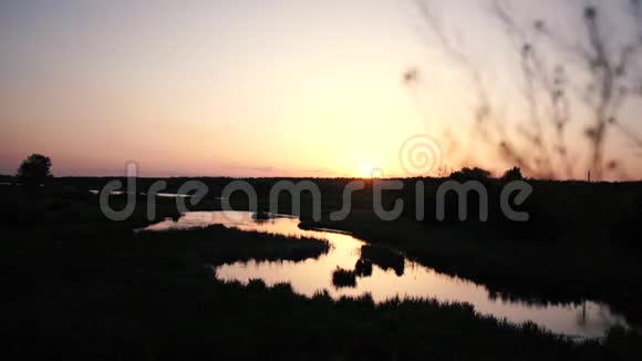 傍晚日落时分池塘在缓慢移动视频的预览图