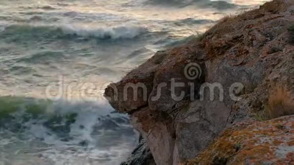 海浪拍打着海岸岩石视频的预览图