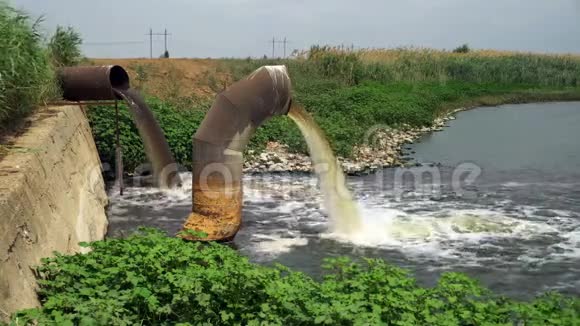 两条生锈的大管道合并产生的废水视频的预览图