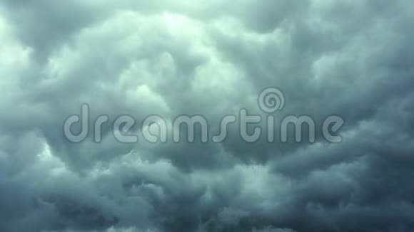 雨云缓慢移动左边有闪电风暴云中闪电的景象视频的预览图