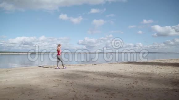 女孩开始沿着沙质海岸奔跑视频的预览图