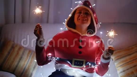 圣诞老人装着孟加拉灯的快乐年轻女子视频的预览图