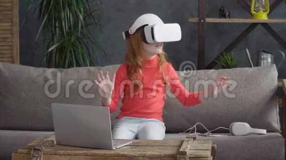 穿着VR耳机的小女孩视频的预览图