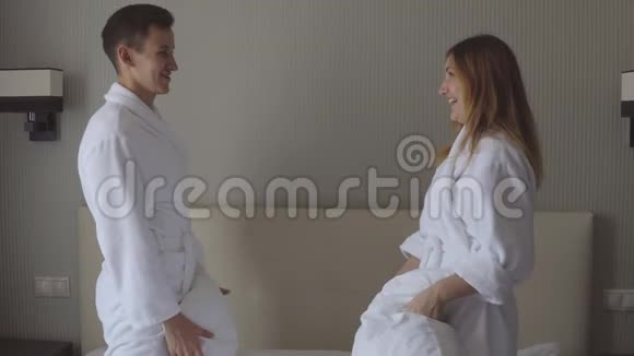 有爱的夫妻用枕头安排打架视频的预览图