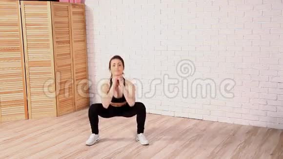 这女孩从事健身运动视频的预览图