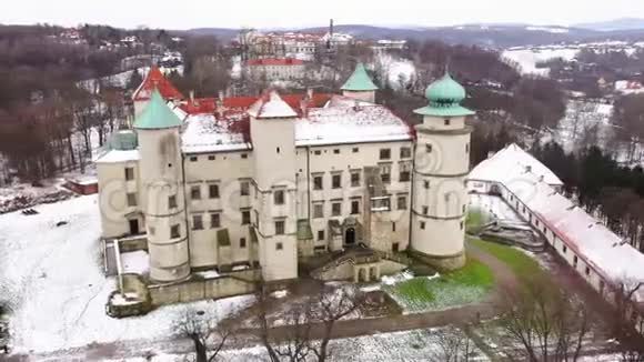 从波兰冬季的诺伊维斯尼茨城堡的高度观看以不同的速度拍摄正常和加速视频的预览图