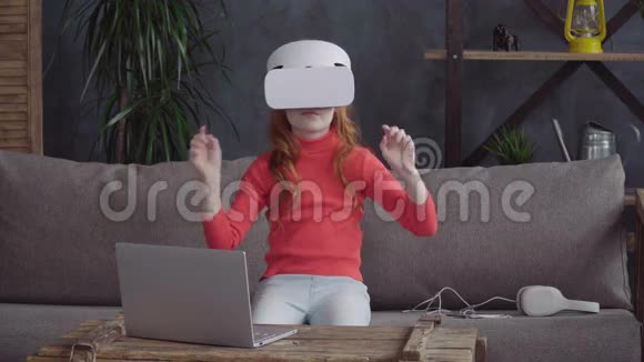 穿着VR耳机的小女孩视频的预览图