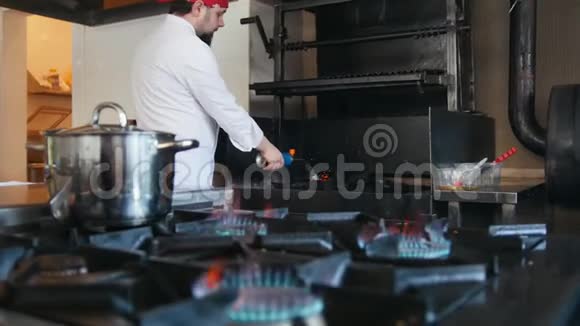 在烧烤炉中用燃气燃烧器缓慢地点燃木炭视频的预览图