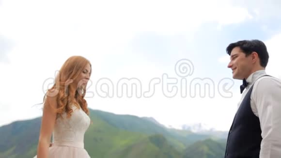 结婚新郎新娘相爱温柔相待慢动作格鲁吉亚视频的预览图