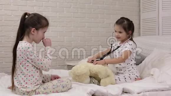 两个可爱的孩子在玩医生玩具熊视频的预览图