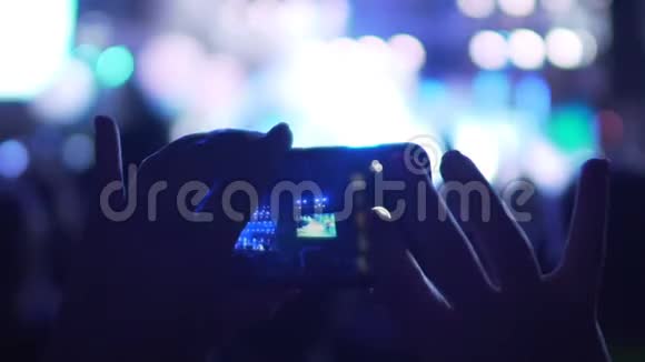 女性在音乐会上用手机拍照用小工具保存记忆视频的预览图