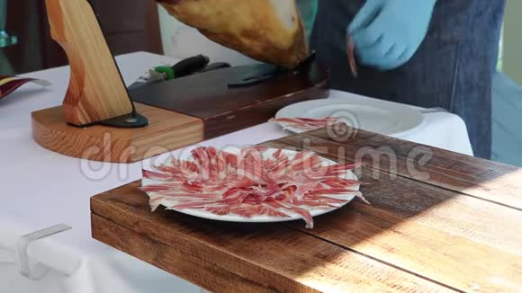 一位切割伊比利亚火腿的专家视频的预览图