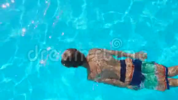 小男孩在游泳池里游泳在水下潜水视频的预览图