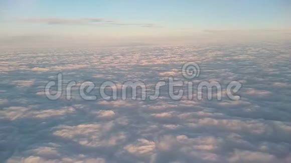 从飞机舷窗看到的云层视频的预览图
