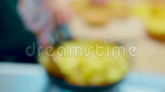 一个女人在4k的木切割板上切丁南瓜的特写镜头女厨师用菜刀视频的预览图