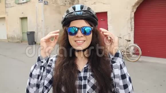 在老城区中心骑自行车的快乐女人视频的预览图