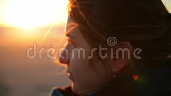 年轻女子在黎明或日落时在岩石上靠近海洋练习瑜伽冥想把她关起来视频的预览图