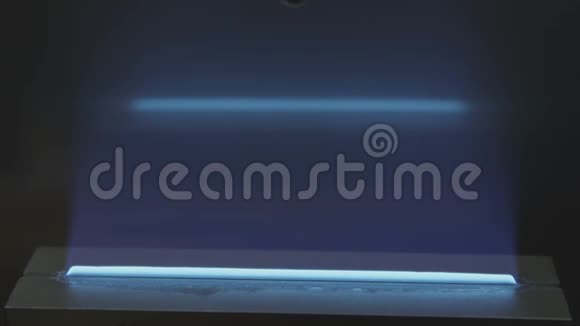 蓝色气体火焰在检查容器中燃烧视频的预览图