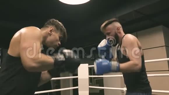 两个拳击手训练拳打脚踢和防守视频的预览图
