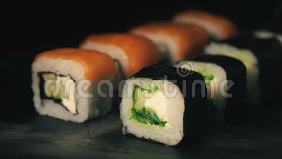 烟云中的两排寿司筷子在石板上滚动食物背景日本料理视频的预览图