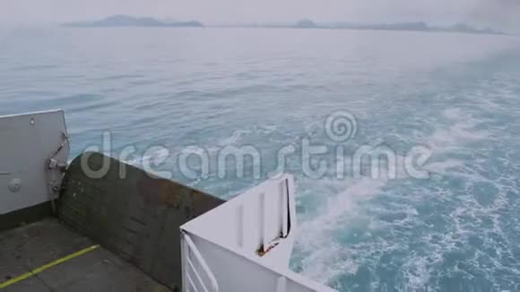 从渡轮后侧的视野是在海上旅行视频的预览图