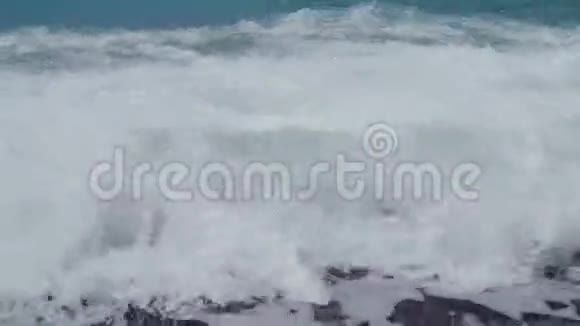 强烈的海浪与白色泡沫视频的预览图