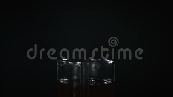 溅和石榴汁在玻璃中视频的预览图