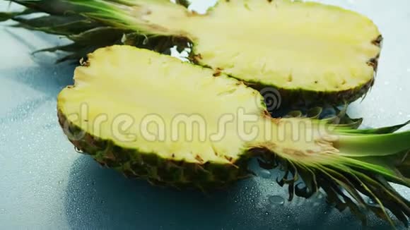 黄色菠萝的亮半部分视频的预览图