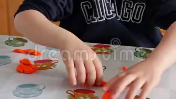 儿童造型橙色粘土视频的预览图
