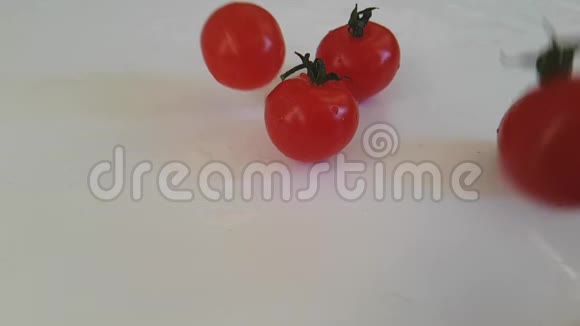 在白色背景下拍摄的樱桃番茄视频的预览图