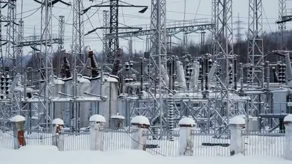 发电站雪地里的高压电线视频的预览图