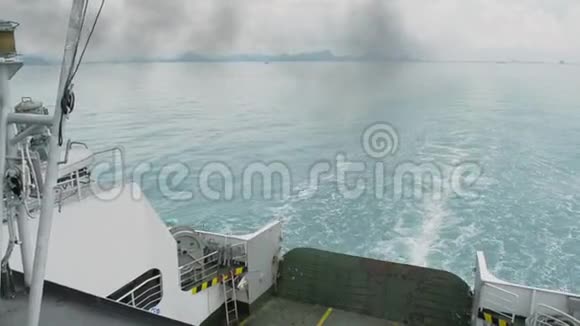 从渡轮后侧的视野是在海上旅行视频的预览图