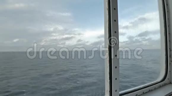 从船的舷窗看海视频的预览图