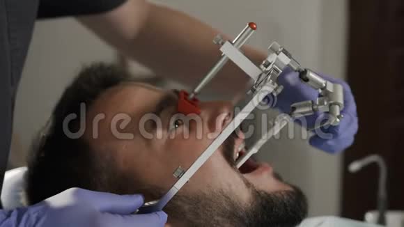 面弓的安装现代技术牙科诊所视频的预览图