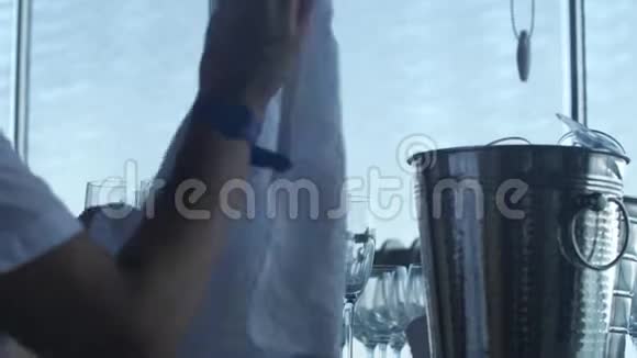 女性用白色餐巾擦眼镜视频的预览图