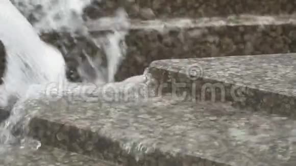 从花岗岩喷泉中流出的水流视频的预览图