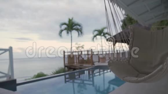 带露台的豪华别墅和带海景的无限泳池视频的预览图