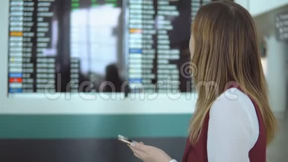 伤心的女人在机场打智能手机视频的预览图