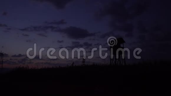 狩猎塔躲起来在黄昏时用云景瞭望云彩在戏剧性的天空上移动视频的预览图
