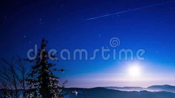 喀尔巴阡山脉的月亮和星星时间流逝视频的预览图