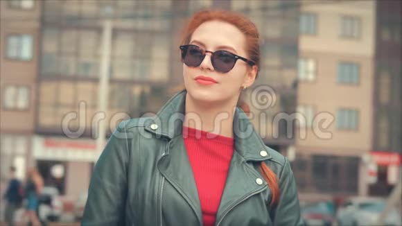 一个漂亮的微笑的年轻女子的肖像戴着眼镜特写着一个快乐的女人长着一头红发长得很好视频的预览图